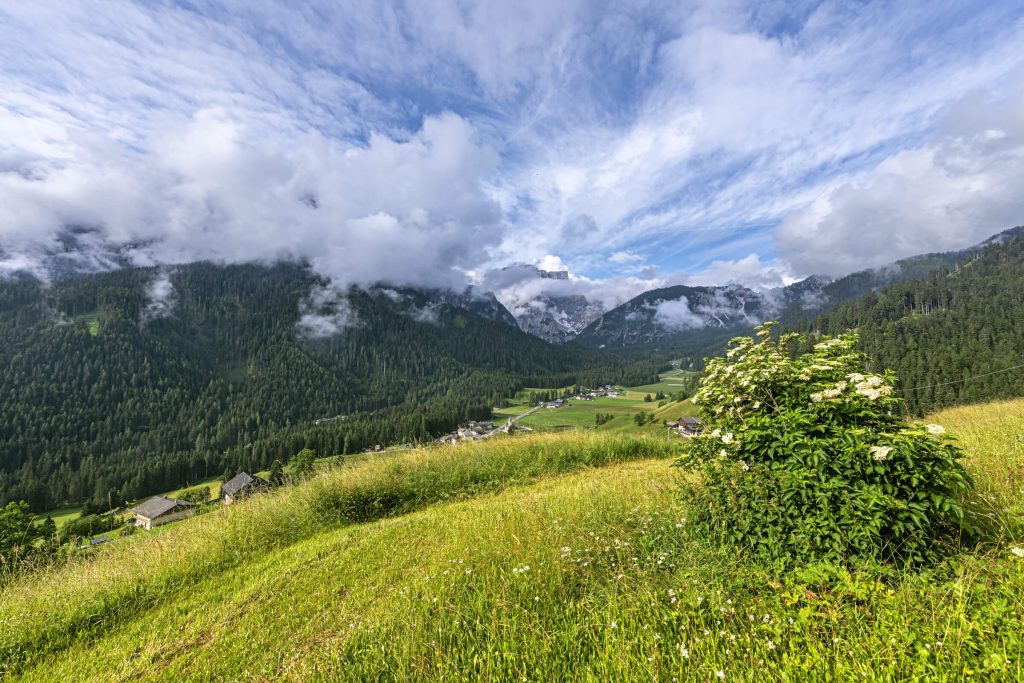 Dorf am Hang