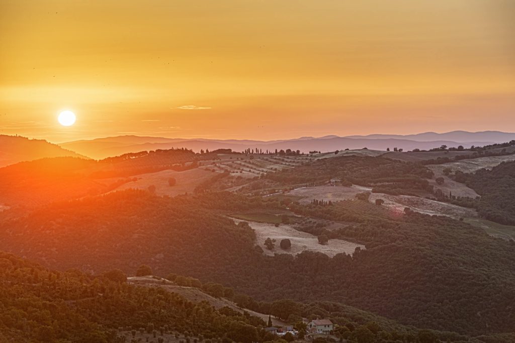 Zapadá slunko nad krajem Toskánska