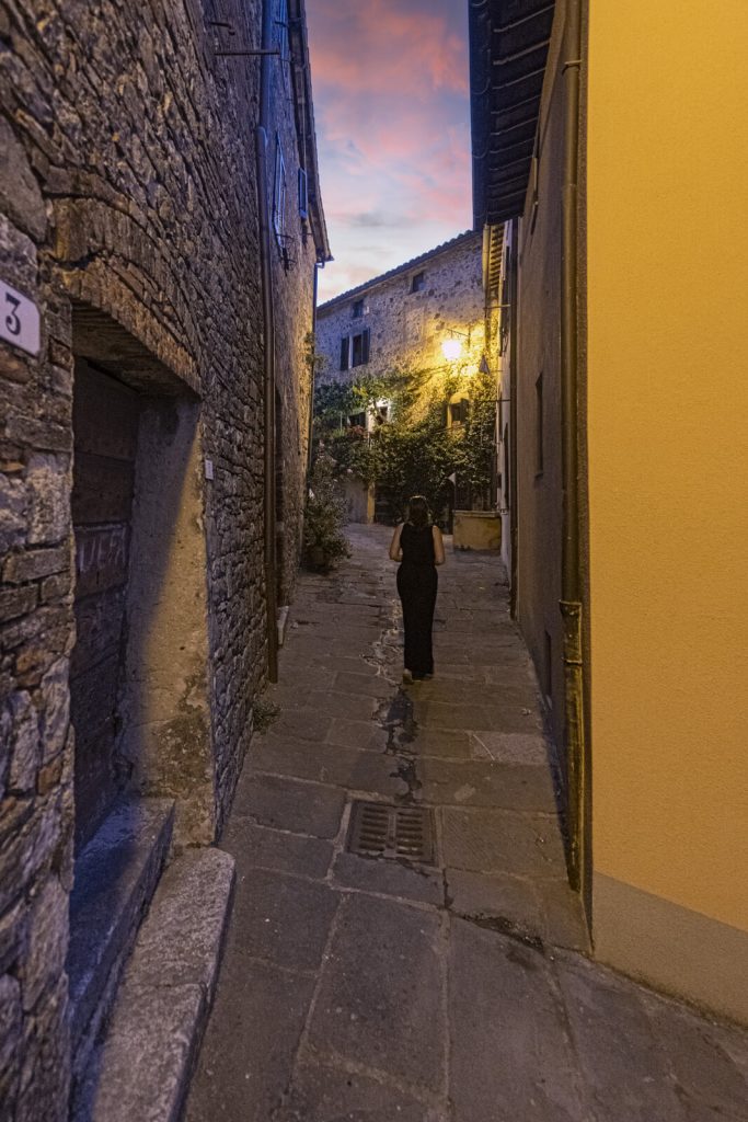 Dame in schmaler Gasse
