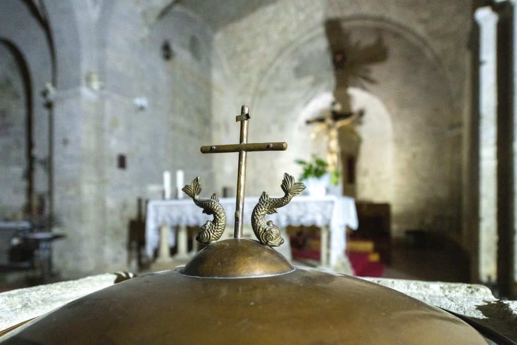 Kreuz vor dem Altar