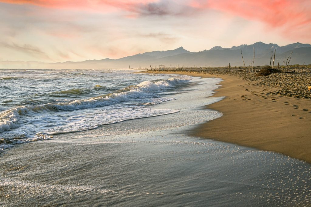 Záliv Tyrhénského moře u Viareggio v Toskánsku IV.
