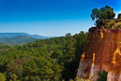 Okrový Roussillon v horském údolí